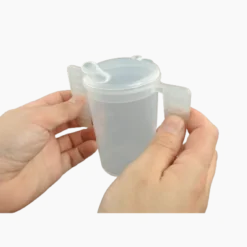 Drinkbeker met lange tuit en handgrepen